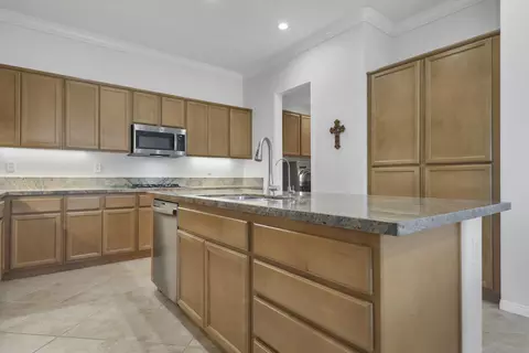 Kitchen - 81800 Eagle Claw Dr, La Quinta, CA 92253 photo 5 of 10