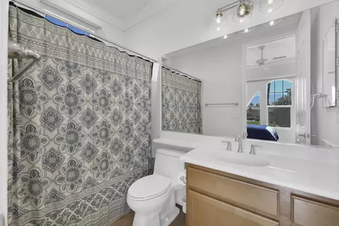 Bath - 81800 Eagle Claw Dr, La Quinta, CA 92253 photo 4 of 5