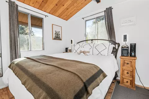 Bedroom - 862 Menlo Dr, Big Bear Lake, CA 92315 photo 3 of 4