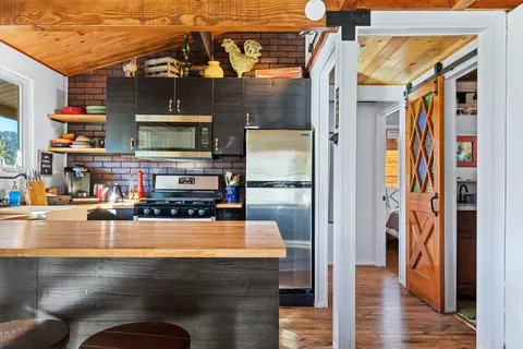 Kitchen - 862 Menlo Dr, Big Bear Lake, CA 92315 photo 5 of 9
