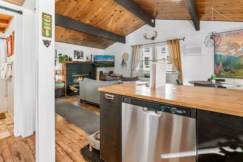 Kitchen - 862 Menlo Dr, Big Bear Lake, CA 92315 photo 3 of 9