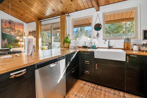 Kitchen - 862 Menlo Dr, Big Bear Lake, CA 92315 photo 2 of 9