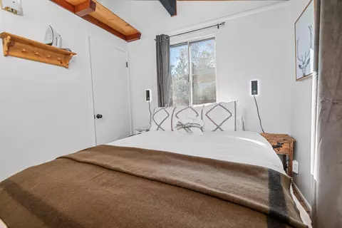 Bedroom - 862 Menlo Dr, Big Bear Lake, CA 92315 photo 2 of 4