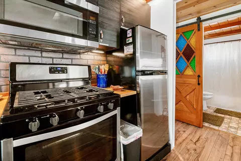 Kitchen - 862 Menlo Dr, Big Bear Lake, CA 92315 photo 6 of 9
