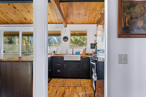 Kitchen - 862 Menlo Dr, Big Bear Lake, CA 92315 photo 4 of 9