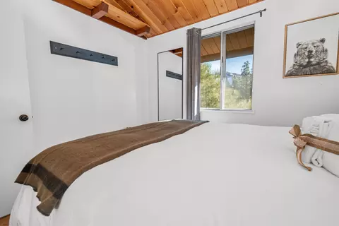 Bedroom - 862 Menlo Dr, Big Bear Lake, CA 92315 photo 4 of 4