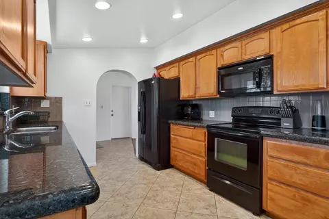 Kitchen - 7504 Balsa Ave, Yucca Valley, CA 92284 photo 2 of 3