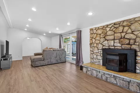 Living - 7504 Balsa Ave, Yucca Valley, CA 92284 photo 2 of 2