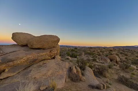 001 Dragonfly Ln, Pioneertown, CA 92268