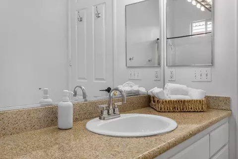 Bath - 82699 Barrymore St, Indio, CA 92201 photo 5 of 7