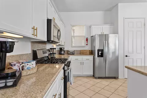 Kitchen - 82699 Barrymore St, Indio, CA 92201 photo 4 of 7