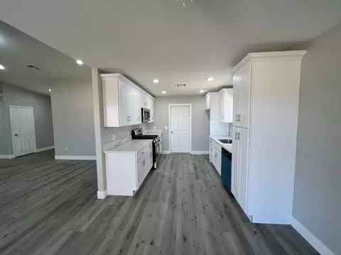 Kitchen - 6623 Hanford Ave, Yucca Valley, CA 92284 photo 4 of 5