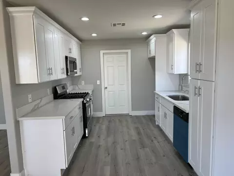 Kitchen - 6623 Hanford Ave, Yucca Valley, CA 92284 photo 2 of 5