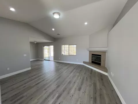 Living - 6623 Hanford Ave, Yucca Valley, CA 92284 photo 2 of 5