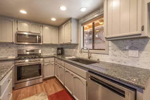 Kitchen - 1411 Klamath Rd, Big Bear City, CA 92314 photo 3 of 5