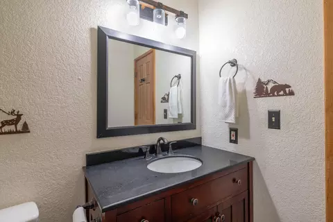 Bath - 1411 Klamath Rd, Big Bear City, CA 92314 photo 2 of 4