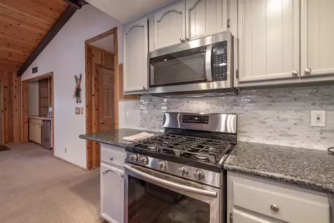 Kitchen - 1411 Klamath Rd, Big Bear City, CA 92314 photo 4 of 5
