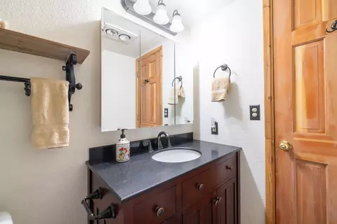 Bath - 1411 Klamath Rd, Big Bear City, CA 92314 photo 4 of 4