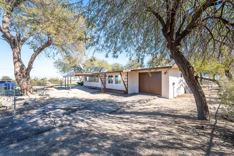 Exterior - 2338 Sand Ere Ave, Thermal, CA 92274 photo 1 of 9