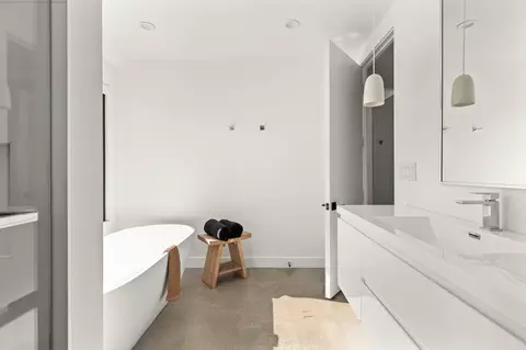 Bath - 60633 Pueblo Trl, Joshua Tree, CA 92252 photo 3 of 6