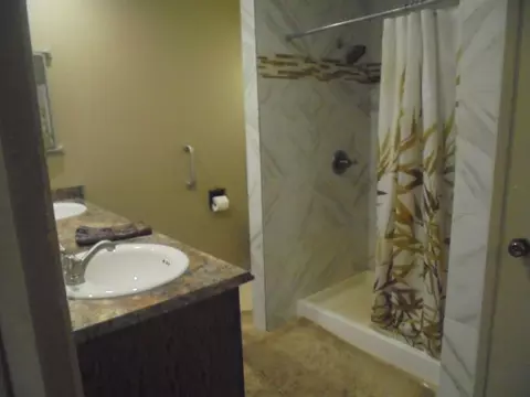 Bath - 2265 E Chanslor Way, Blythe, CA 92225 photo 3 of 4