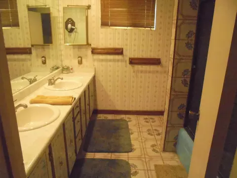 Bath - 2265 E Chanslor Way, Blythe, CA 92225 photo 1 of 4