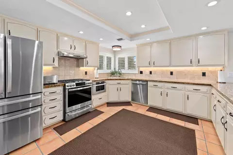 Kitchen - 8395 Emerson Ave, Yucca Valley, CA 92284 photo 2 of 2