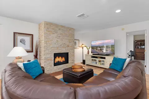 Living - 8395 Emerson Ave, Yucca Valley, CA 92284 photo 4 of 5