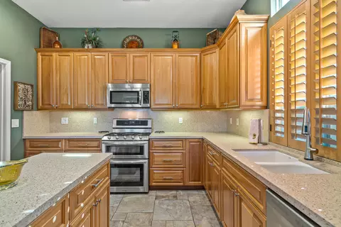 Kitchen - 44327 Royal Lytham Dr, Indio, CA 92201 photo 5 of 6