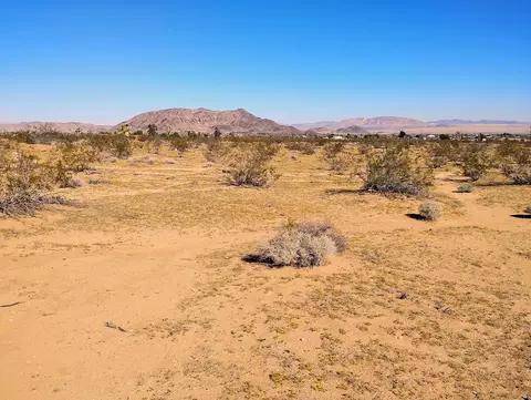 565 N Inez Ave, Landers, CA 92285 photo 4