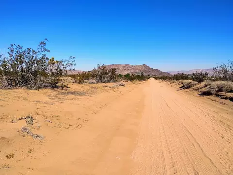 565 N Inez Ave, Landers, CA 92285 photo 2