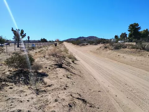 565 N Inez Ave, Landers, CA 92285 photo 3
