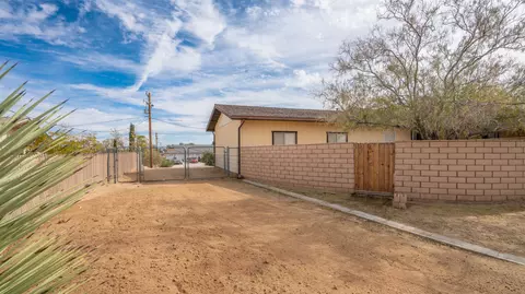 Exterior - 7390 Camarilla Ave, Yucca Valley, CA 92284 photo 12 of 20