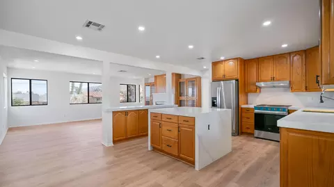 Kitchen - 7390 Camarilla Ave, Yucca Valley, CA 92284 photo 2 of 4