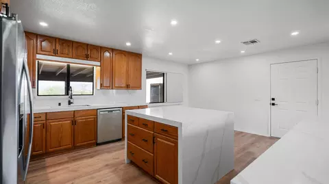 Kitchen - 7390 Camarilla Ave, Yucca Valley, CA 92284 photo 3 of 4