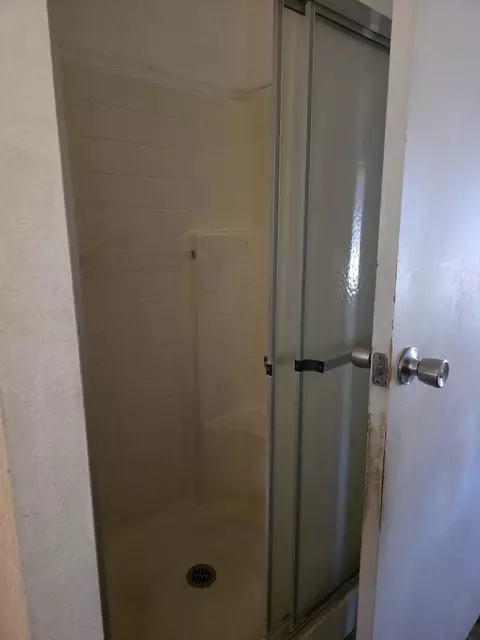 Bath - 9572 Smith Rd, Phelan, CA 92371 photo 4 of 7