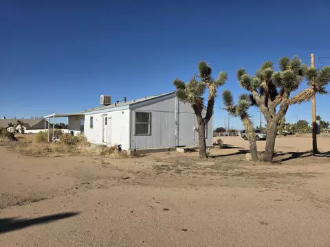 Exterior - 9572 Smith Rd, Phelan, CA 92371 photo 8 of 10