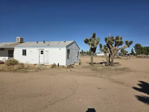 Exterior - 9572 Smith Rd, Phelan, CA 92371 photo 7 of 10