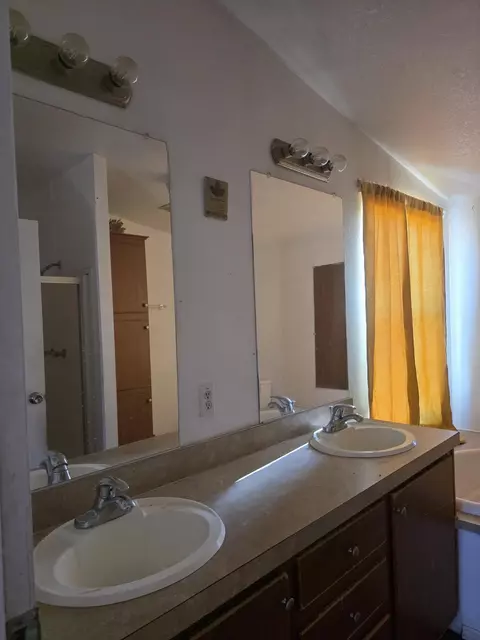 Bath - 9572 Smith Rd, Phelan, CA 92371 photo 5 of 7
