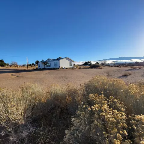 Exterior - 9572 Smith Rd, Phelan, CA 92371 photo 5 of 10