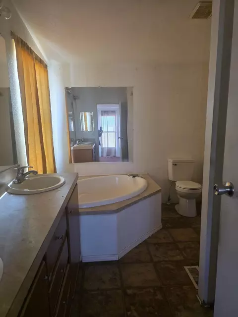 Bath - 9572 Smith Rd, Phelan, CA 92371 photo 2 of 7