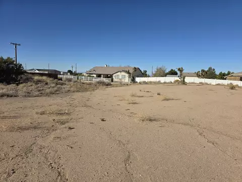 Exterior - 9572 Smith Rd, Phelan, CA 92371 photo 6 of 10