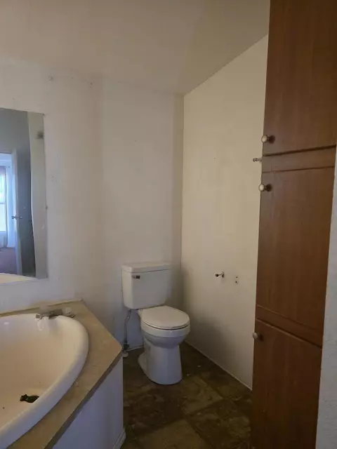 Bath - 9572 Smith Rd, Phelan, CA 92371 photo 3 of 7