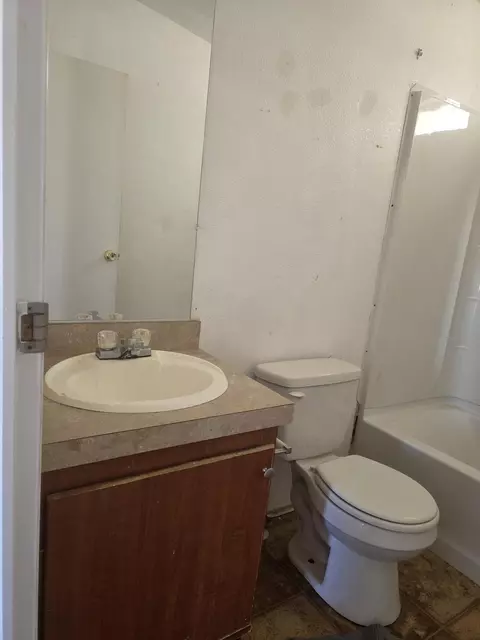Bath - 9572 Smith Rd, Phelan, CA 92371 photo 1 of 7