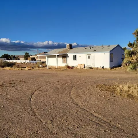 Exterior - 9572 Smith Rd, Phelan, CA 92371 photo 3 of 10