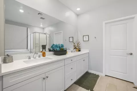 Bath - 40340 Vivaldi Ct, Indio, CA 92203 photo 2 of 3