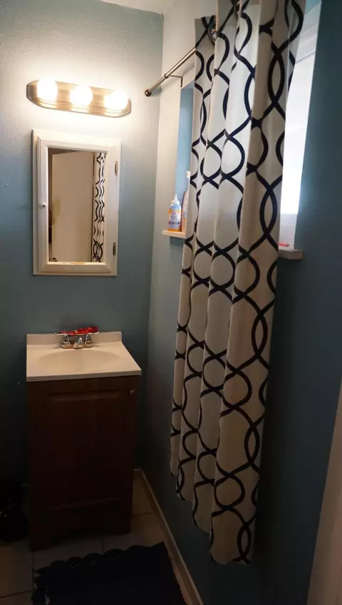 Bath - 82168 Crest Ave, Indio, CA 92201 photo 2 of 3
