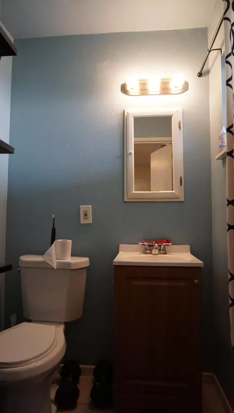 Bath - 82168 Crest Ave, Indio, CA 92201 photo 3 of 3
