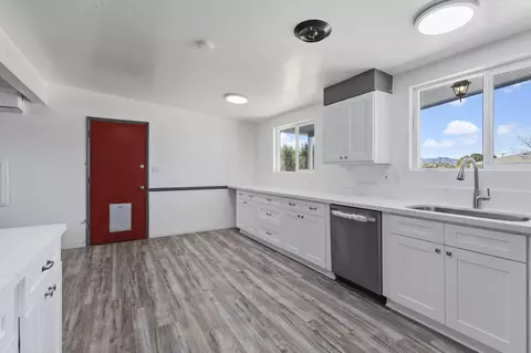 Kitchen - 7517 Alaba Ave, Yucca Valley, CA 92284 photo 2 of 2