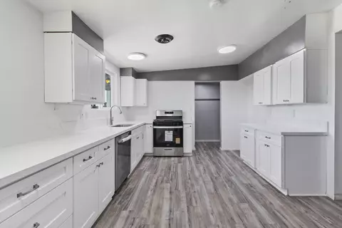 Kitchen - 7517 Alaba Ave, Yucca Valley, CA 92284 photo 1 of 2